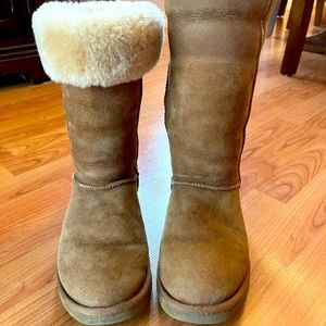 Size Woman’s 8 UGG boot.